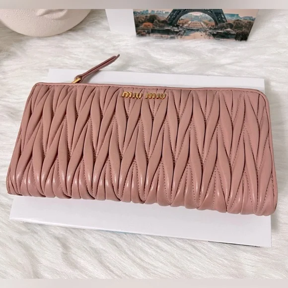 Miu Miu
Pink continental wallet - Picture 1 of 16